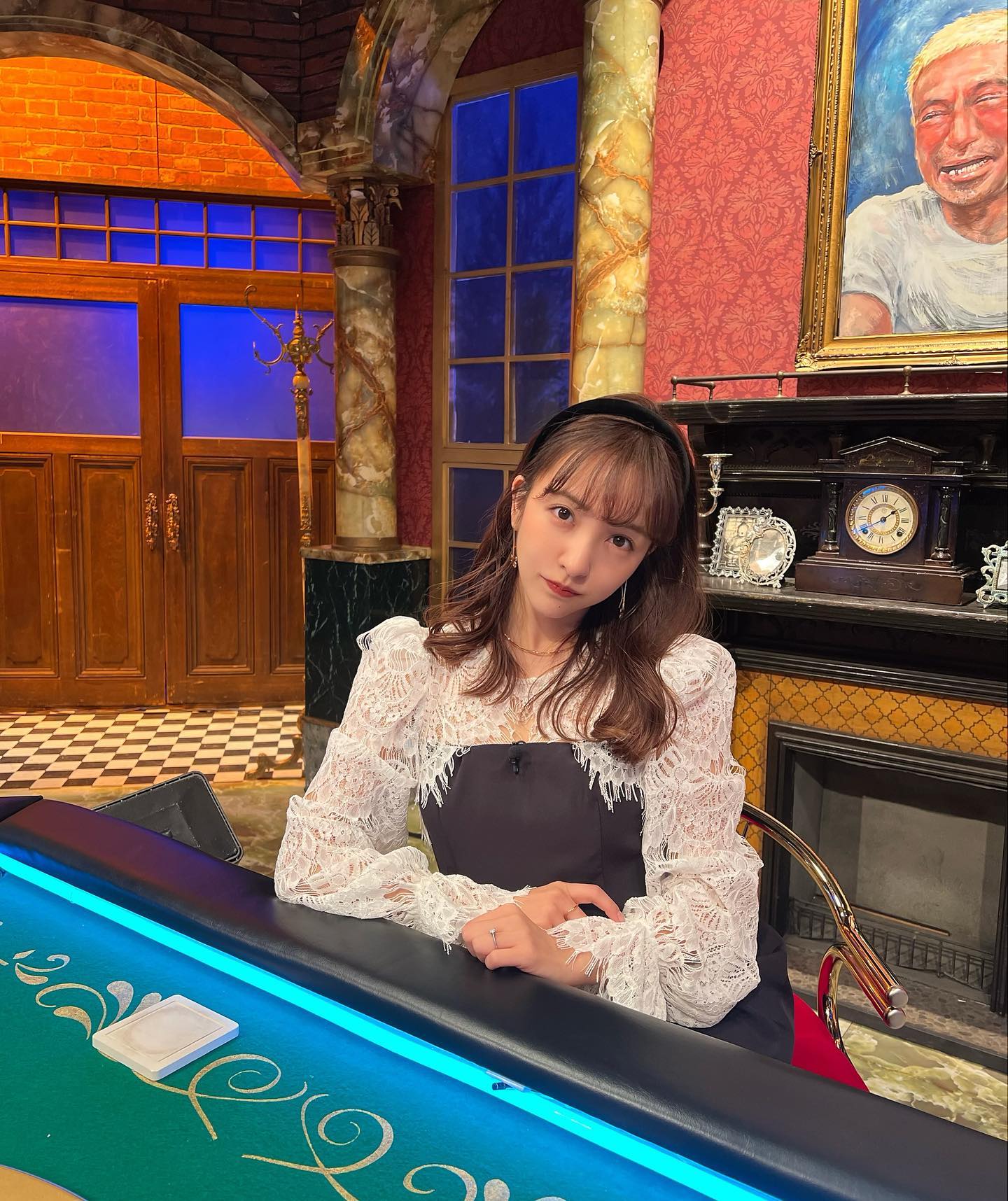 板野友美のスタジオショットに称賛の声✨「可愛すぎ❤️」「ともちん可愛いかった」