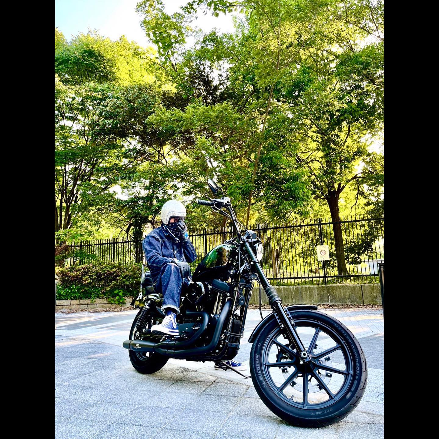 木村拓哉さんが愛車に跨り「PEACE‼︎STAYSAFE!」