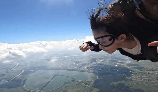 ”与田祐希と紡ぐ思い出…”。スカイダイビングショットは必見の価値あり！