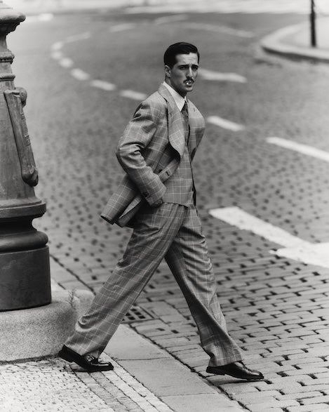 まるで映画のワンシーン！？マネスキンのボーカルがスーツで魅せる