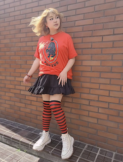 激痩せで話題の女性タレント 衝撃の”全身ショット”にファン驚愕 絶対領域あらわなミニスカ姿披露