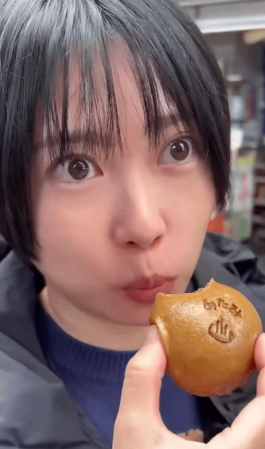 志田未来、温泉まんじゅうにパクっ！可愛すぎる