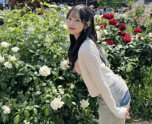 「バラに囲まれて可愛い」美女アナウンサー、INバラ園！お散歩中の”スウィーティー・ショット”にファン夢心地「存在感が薔薇みたい」