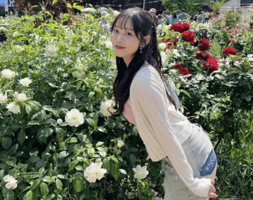 「バラに囲まれて可愛い」美女アナウンサー、INバラ園！お散歩中の”スウィーティー・ショット”にファン夢心地「存在感が薔薇みたい」