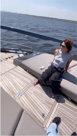 格闘家のRENAが海でのんびり