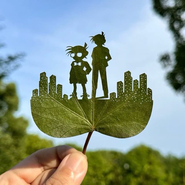 “葉っぱ切り絵”作家、”探偵の日”にあの名探偵キャラを制作！「もう凄すぎる…」と反響