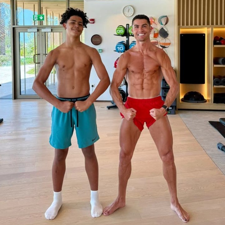 ロナウドがシックスパックを披露する親子ショットを披露「ジュニアがお父さんの身長を超えてる！」と話題に