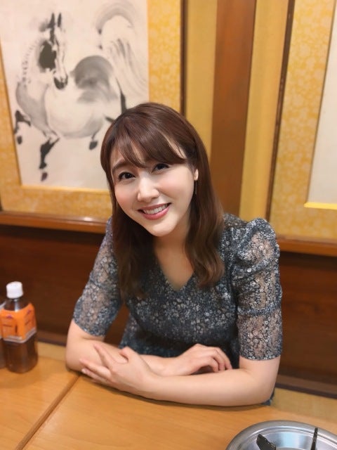 安めぐみの穏やかな微笑みが映す、歩き始めた日常と紫陽花が彩る季節のやさしさに満ちたひととき