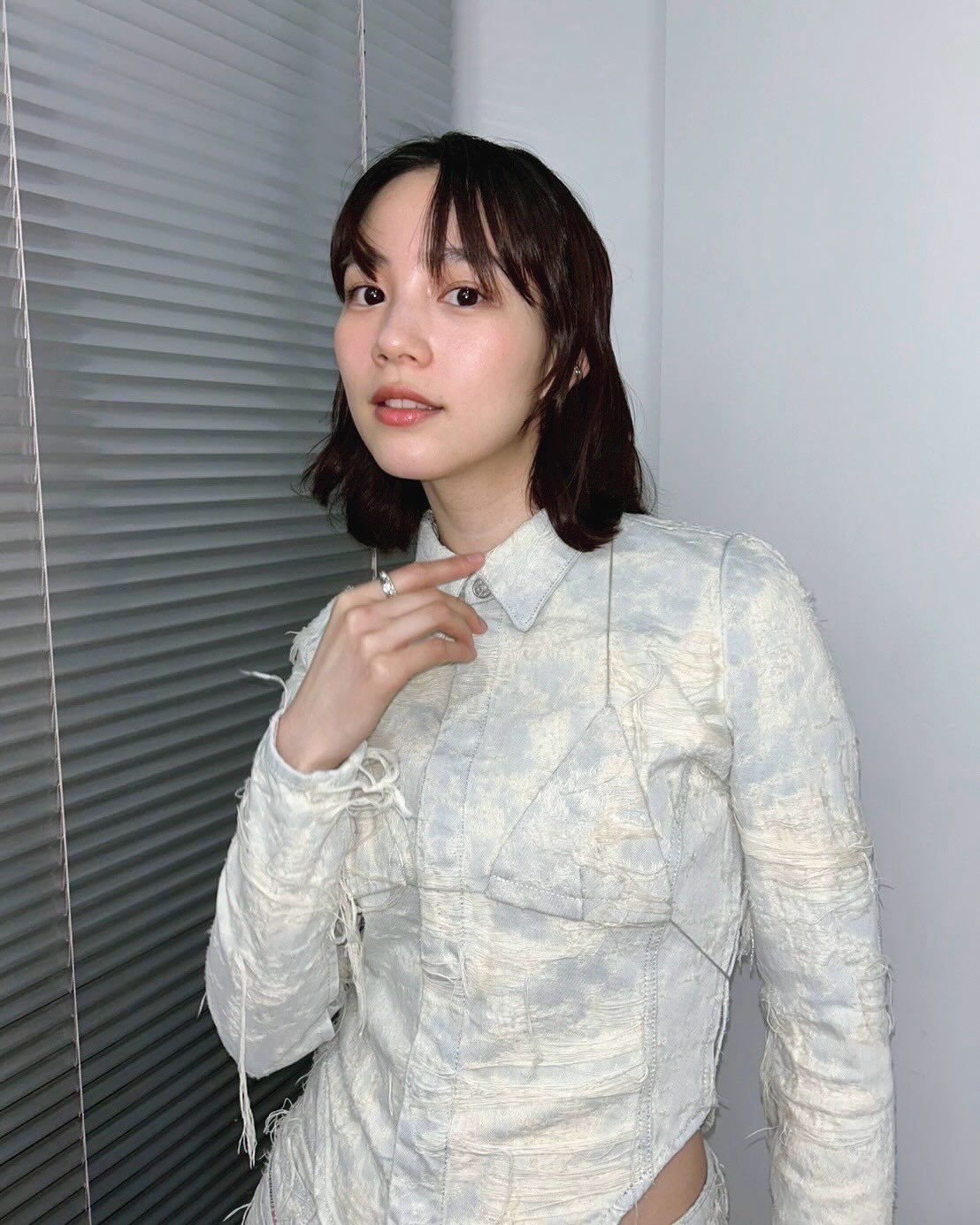 「こんな服着てました」　俳優・のんが全身ホワイトのオフショットを公開　ファンからは「わーかわいい！」の声