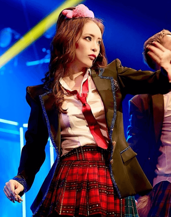 浜崎あゆみ、制服ギャル衣装できらびやかなステージフォトを披露！ファン「制服あゆ可愛すぎて変な声出ました」