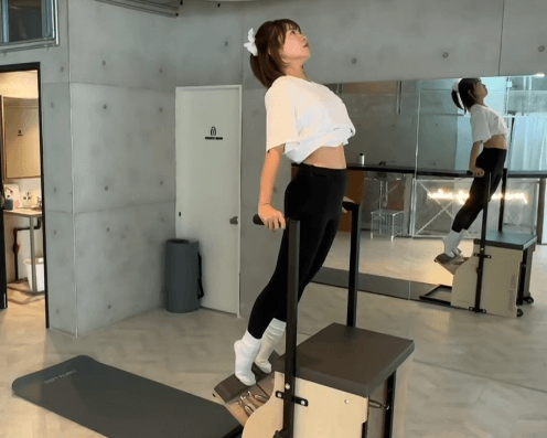 「美女は、飛びウオになった」激カワタレント・鈴木あや、美しすぎる”マーメイド・ピラティスショット”を披露しファン熱視線！