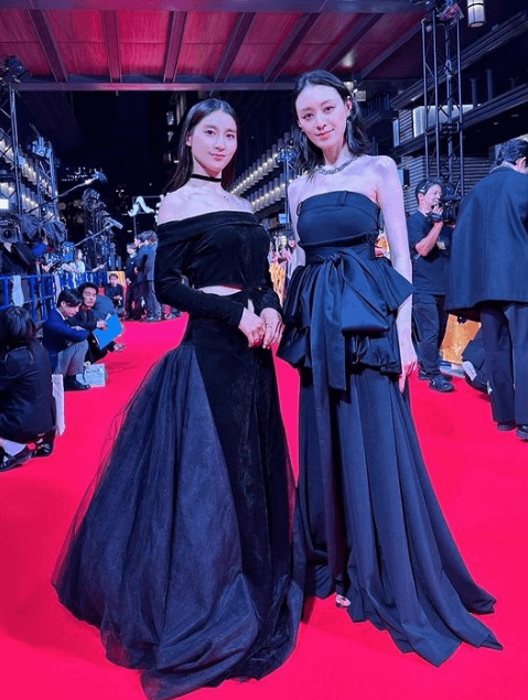 土屋太鳳「ジャパンプレミア」で栗山千明とのレアツーショットを披露！「お二人すごく素敵」と反響続々