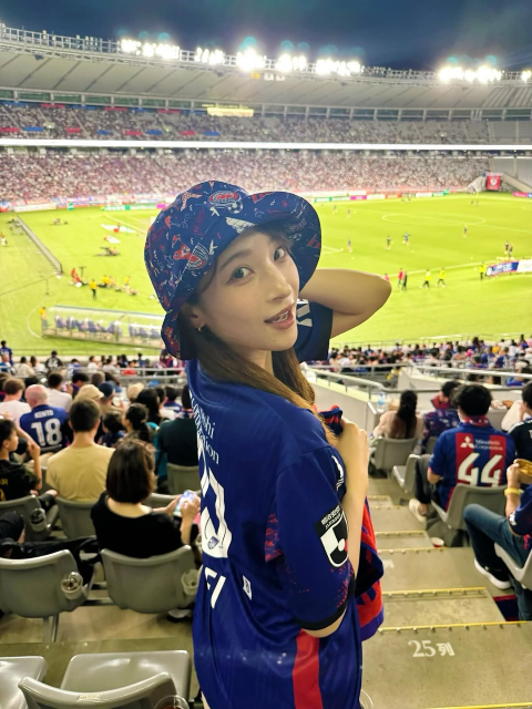 「勝利の女神」「めちゃくちゃ可愛い」FC東京応援の美女タレント、可愛すぎるユニ姿の見返り美人ショットにファン悶絶！