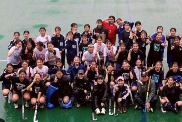 フィールドホッケー・狐塚美樹、初のホッケースクール開催──雨天を超えて広がる情熱の輪