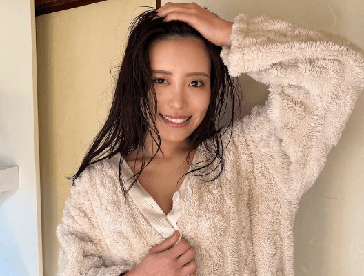 「撮影してきました！」人気ラウンドガール、グラビアのオフショットを公開！艶やかスタイルにファンメロメロ