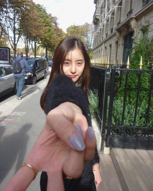 新木優子の貴重なギャルピース📸✨友人emmaからも「楽しかったね🇫🇷💕💕」とコメント