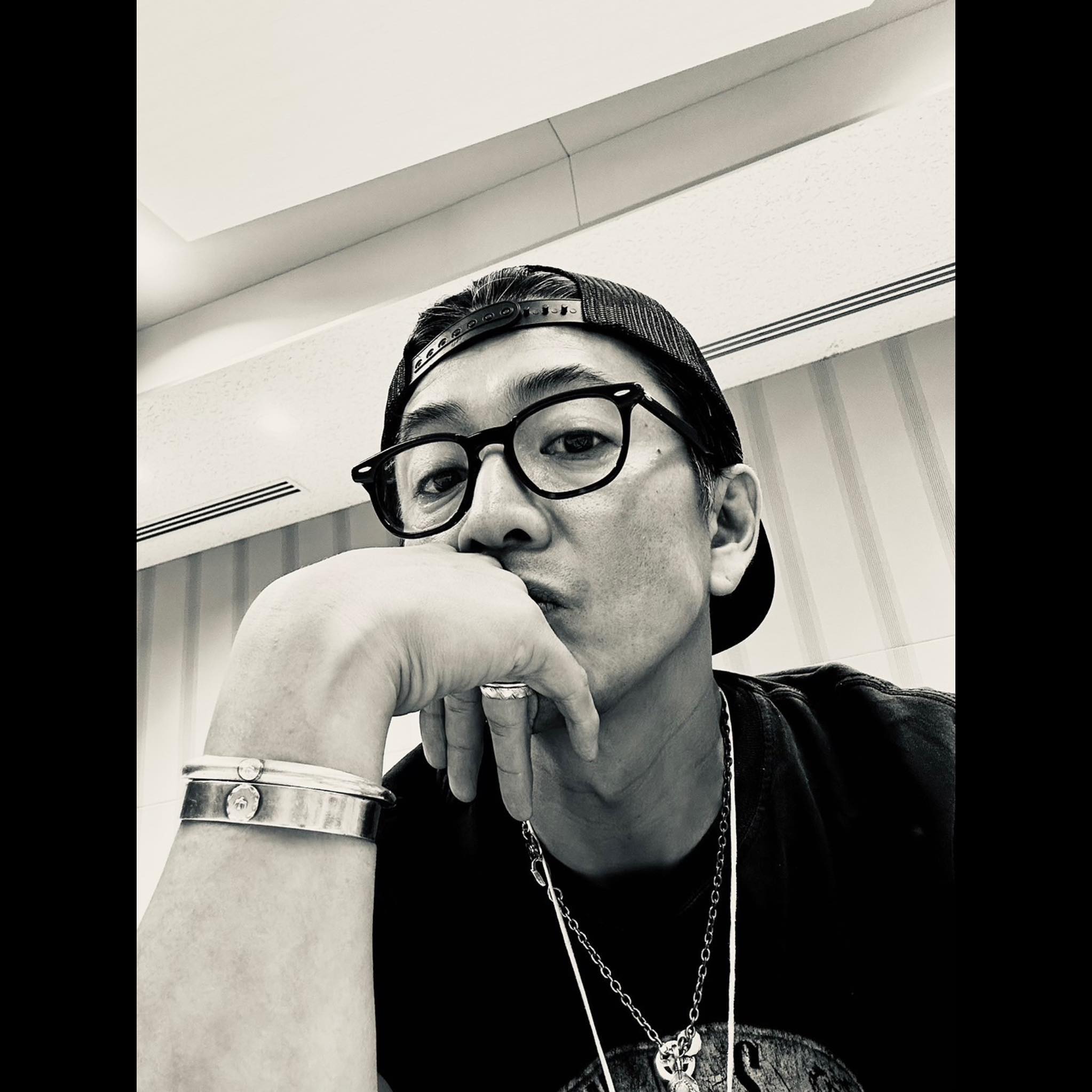 「モノクロで下アングルなのにかっこよすぎ」大物俳優の日常写真にファン悶絶