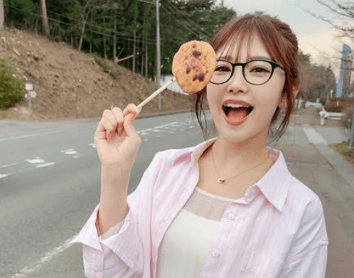 「満足げな顔が良いです」人気モデル、八戸で魅せた”おもち・もちもちショット”にファン感激！「メガネスタイルもかわいい」