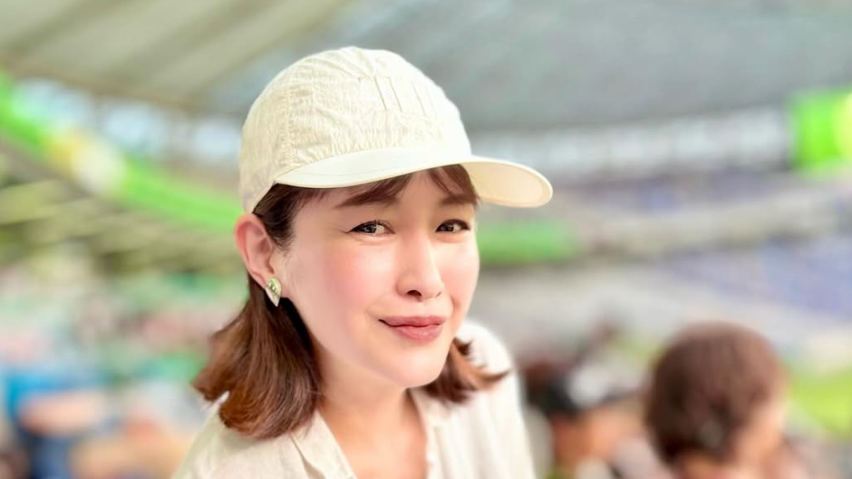 フリーアナ・杉崎美香、Jリーグ観戦SHOTに笑顔！夏本番へ気分上々