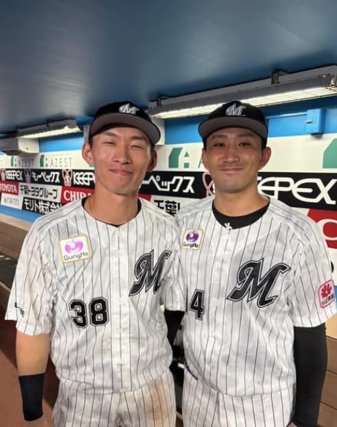 ロッテ小島和哉が6勝目を報告！あのゲームを意識した髙部瑛斗とのツーショットを投稿！