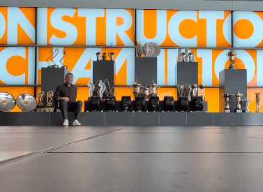 マクラーレンF1、夏季休暇前に見せた“余裕のウォーク”が話題沸騰