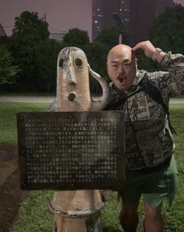 「どっちがホンモノ？」クロちゃんの公開したツーショット写真にファン困惑