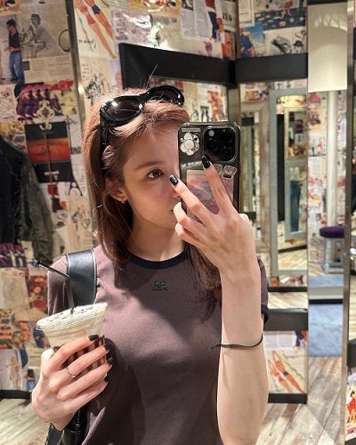 TWICE・サナ、〇〇スムージーを片手にポーズ📸「💜オシャレ」