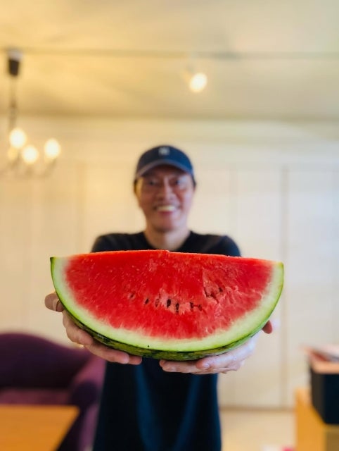 遠藤憲一、「恒例スイカショット」で満面の笑み。夏の風物詩にファン歓喜