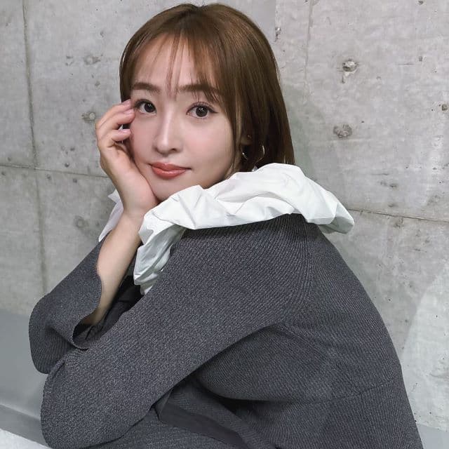 「写真集待ってます❤️」大沢あかね、秋らしいファッションで登場しファンから反響！！