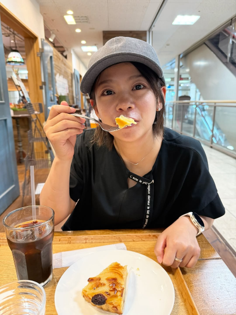 美味しそうなタルトに無邪気な笑顔が可愛すぎ！髙木菜那、キャップONボーイッシュオフショにファンほっこり