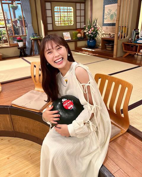 渋谷凪咲、顔よりも大きいスイカをゲット❗️❓🍉「最初爆弾抱えてるのかと思った(笑)」