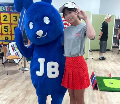 美女ゴルファー・萩生田みらん、プロ3名と並んだ3ショットを披露！癒しのキュートなブルーラビットフォトも