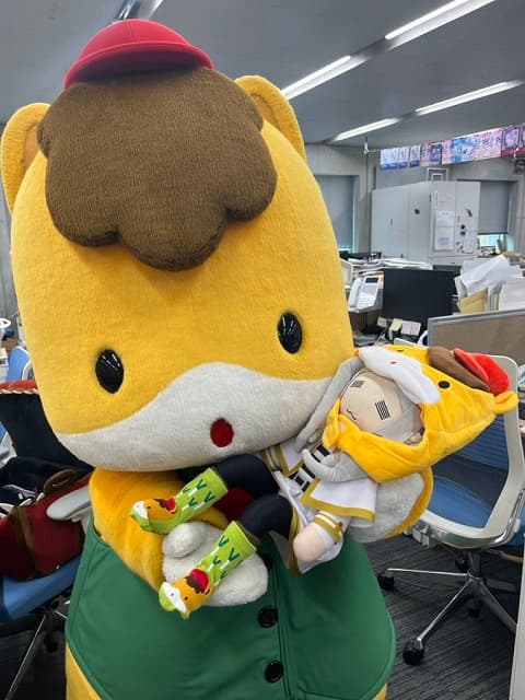 フリーレンがあのマスコットキャラに抱っこ!?公式が投稿した写真に「グンマーのフリーレン」と反響