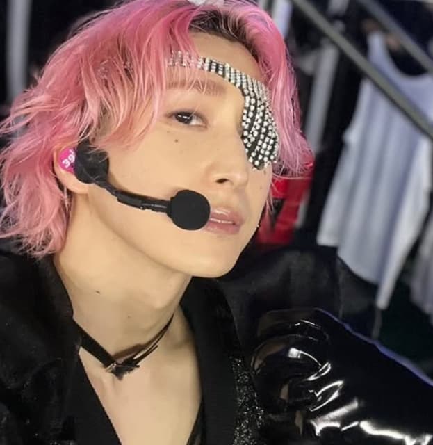 眼帯を付けた独特の色気がヤバイ！Snow Man・佐久間大介 オフショットを披露！「流石にやばいです」