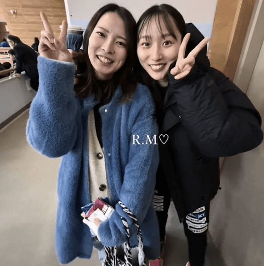 「かわいいやつらっ」美女ハンドボーラー、引退した仲間との”キュートなレア2ショット”を披露しファン歓喜！