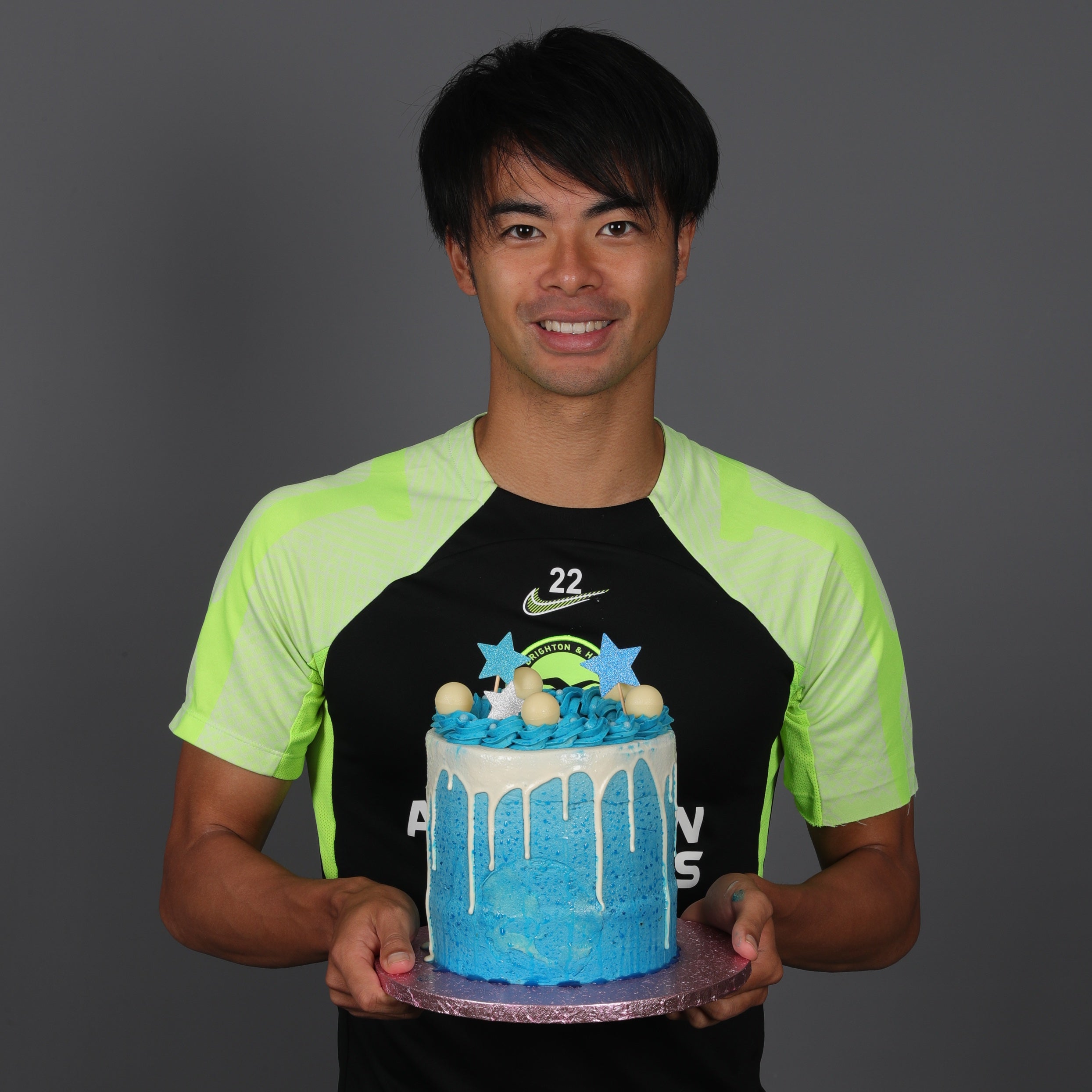 三笘薫 衝撃の巨大青ケーキが話題に😲✨26歳の誕生日をお祝い🎂