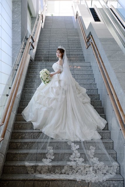 人気女性YouTuberの超豪華ウェディングドレスが話題に 