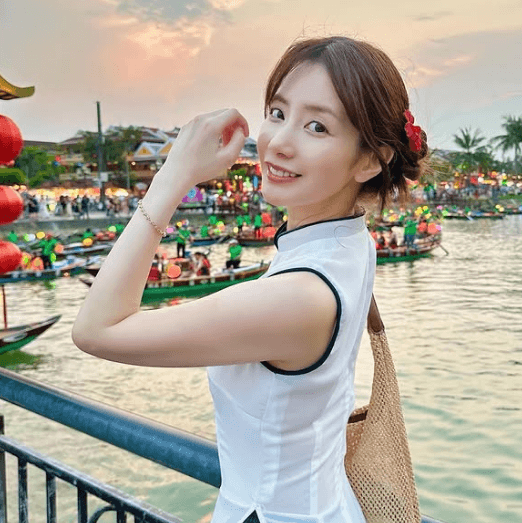 「めちゃくちゃ可愛い！」美女タレント、カヌーが行く夕暮れ時に”リバーサイド・アオザイショット”を披露！美しすぎとファン夢中！