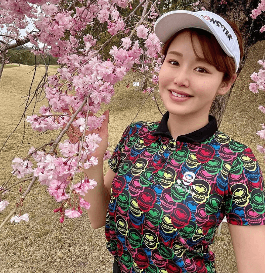 美女ゴルファー、チャンピオンシップの前日投稿に決意表明！ハートフルウェアも公開しファン歓喜「お花とコラボとても素敵」