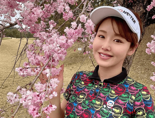 美女ゴルファー、チャンピオンシップの前日投稿に決意表明！ハートフルウェアも公開しファン歓喜「お花とコラボとても素敵」