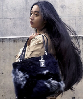 Kōki, 秋の新ルック披露！ふわもこバッグでシーズンムード満点！！