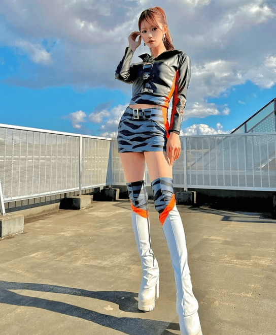 「コスチューム可愛いくて…」美女レースクイーン、見目麗しき”ロング美脚・ヘソ出しショット”を見せファン・エキサイト！