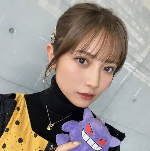 「黄色がめっちゃ似合います！！！」桃月なしこ、推しポケモンのピカチュウとゲンガーを意識したコーデを披露！