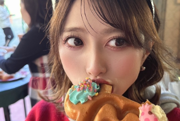 「可愛い食べ物も容赦なし！」なみめろ、ディズニーワッフルに豪快がぶりつき
