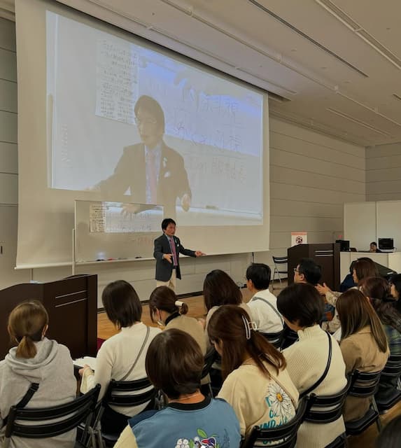尾木ママが保育園・幼稚園の先生たちへ講演！素敵なブローチも公開