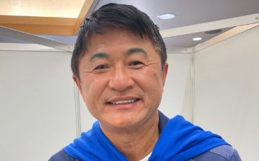 ペナルティヒデ、“ご飯にかけるBBQ”を武田修宏へ贈呈！ユニークなプレゼントにファンも爆笑