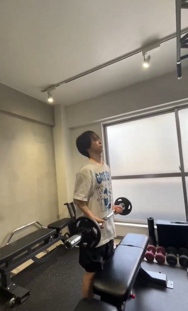 人気声優がパワフルなトレーニングムービーを公開！「腕パンパンマン」