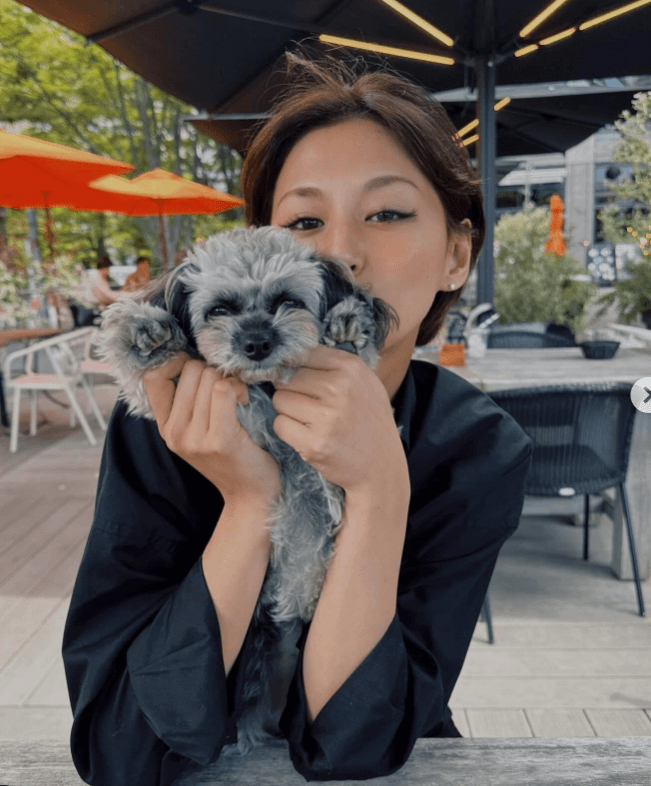 西内まりや、愛犬ろろとの癒しのひととき♡