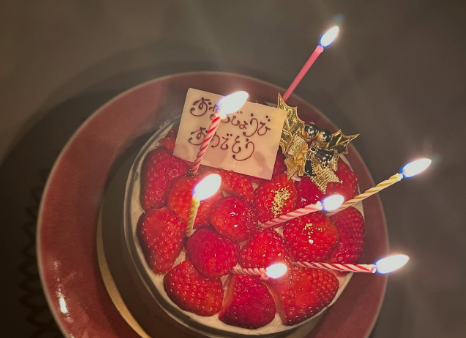 hitomi、娘の16歳の誕生日を祝福！「これからも大人になっていくんだね」