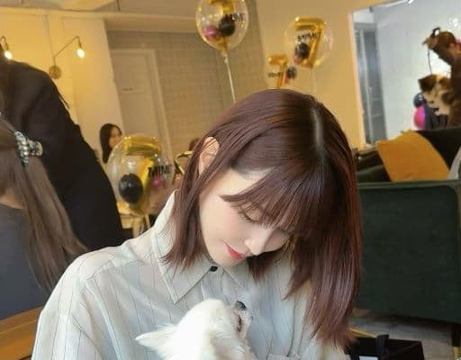 「親子して可愛い」岸明日香、おしゃれな店へ行くも自分より愛犬のほうが大きくて笑ってしまったものとは…？！